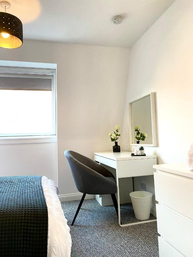3 Bedroom - 2 Bathroom Townhouse In Corstorphine Near Murrayfield Stadium - Direct Bus To Edinburgh City Centre In 20 Minutes - Two Private Parking Spaces - Private Sunny Garden - Recently Refurbished Екстер'єр фото
