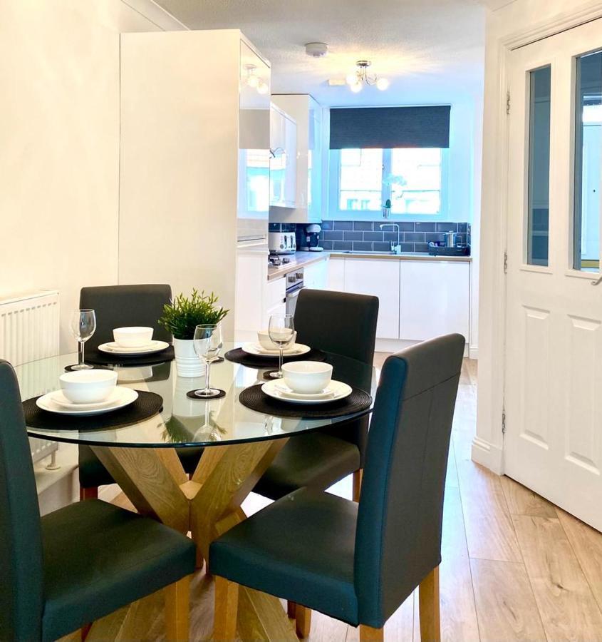 3 Bedroom - 2 Bathroom Townhouse In Corstorphine Near Murrayfield Stadium - Direct Bus To Edinburgh City Centre In 20 Minutes - Two Private Parking Spaces - Private Sunny Garden - Recently Refurbished Екстер'єр фото