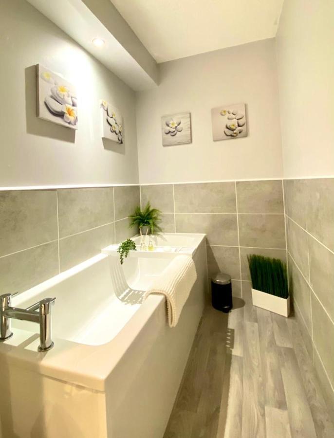 3 Bedroom - 2 Bathroom Townhouse In Corstorphine Near Murrayfield Stadium - Direct Bus To Edinburgh City Centre In 20 Minutes - Two Private Parking Spaces - Private Sunny Garden - Recently Refurbished Екстер'єр фото