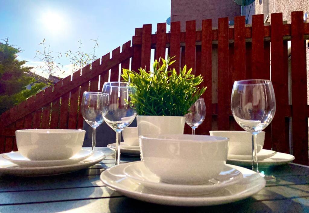 3 Bedroom - 2 Bathroom Townhouse In Corstorphine Near Murrayfield Stadium - Direct Bus To Edinburgh City Centre In 20 Minutes - Two Private Parking Spaces - Private Sunny Garden - Recently Refurbished Екстер'єр фото
