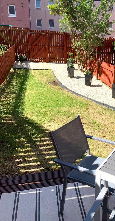 3 Bedroom - 2 Bathroom Townhouse In Corstorphine Near Murrayfield Stadium - Direct Bus To Edinburgh City Centre In 20 Minutes - Two Private Parking Spaces - Private Sunny Garden - Recently Refurbished Екстер'єр фото