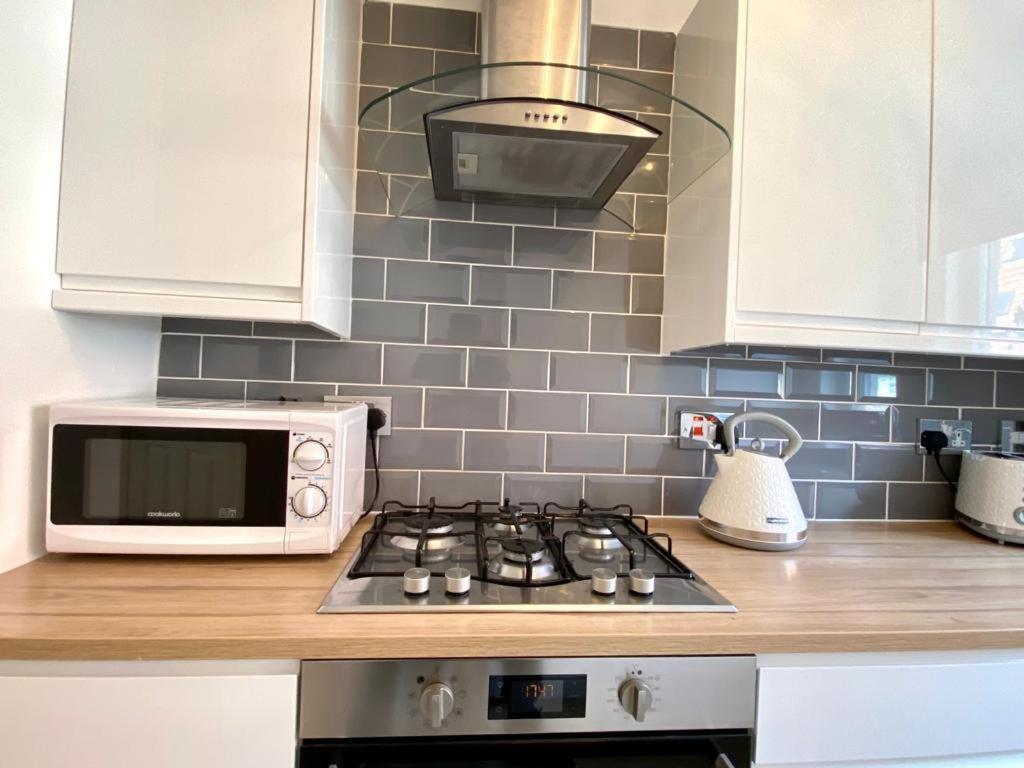 3 Bedroom - 2 Bathroom Townhouse In Corstorphine Near Murrayfield Stadium - Direct Bus To Edinburgh City Centre In 20 Minutes - Two Private Parking Spaces - Private Sunny Garden - Recently Refurbished Екстер'єр фото